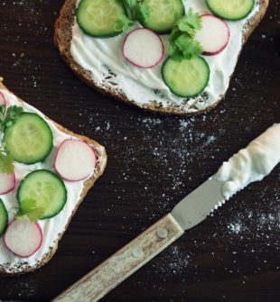 Brunch er en populær måltidssammensætning, der kombinerer elementer af morgenmad og frokost